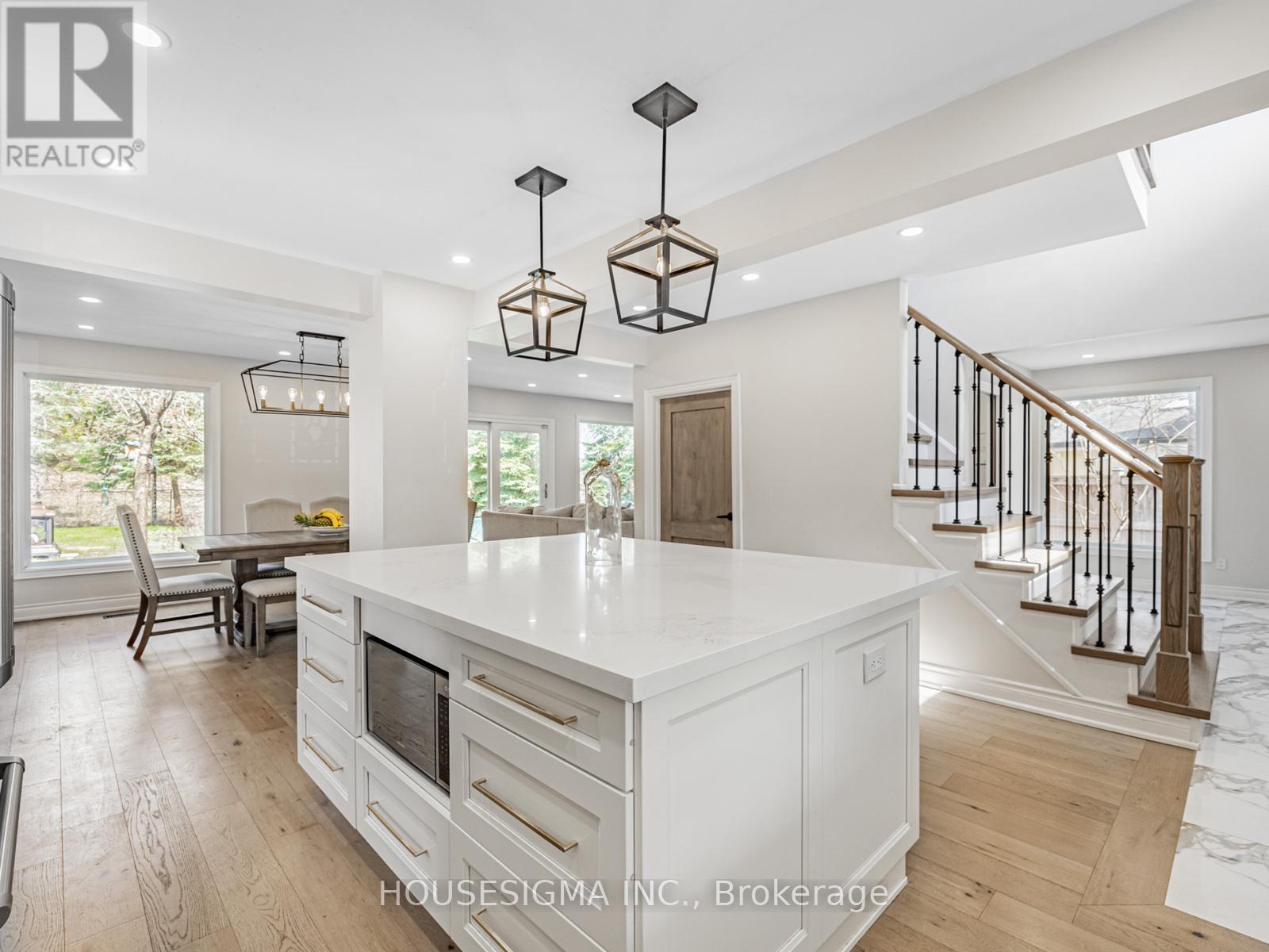 10 WHITNEY COURT, Whitby, Ontario