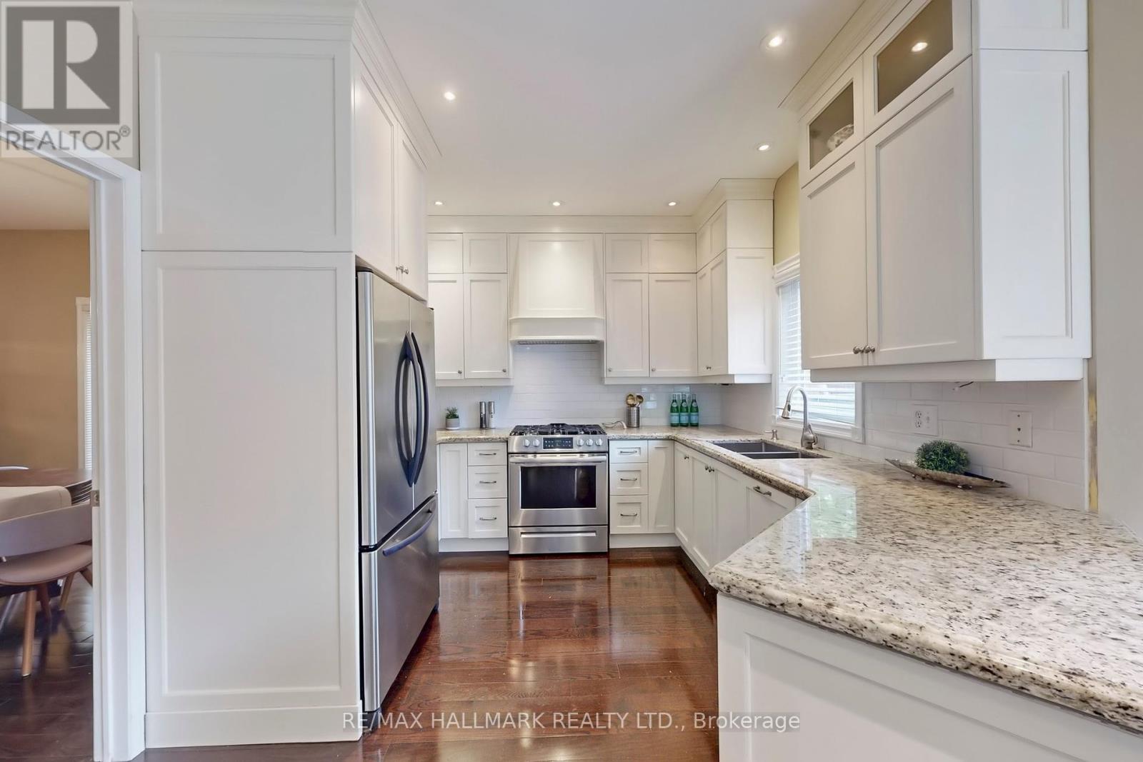 92 Canyon Hill Avenue, Richmond Hill, Ontario  L4C 0K5 - Photo 10 - N12182356