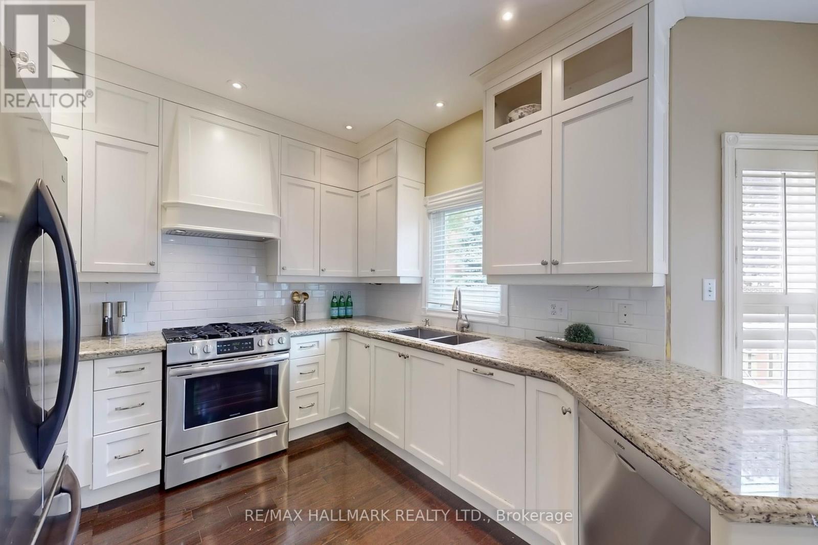 92 Canyon Hill Avenue, Richmond Hill, Ontario  L4C 0K5 - Photo 11 - N12182356