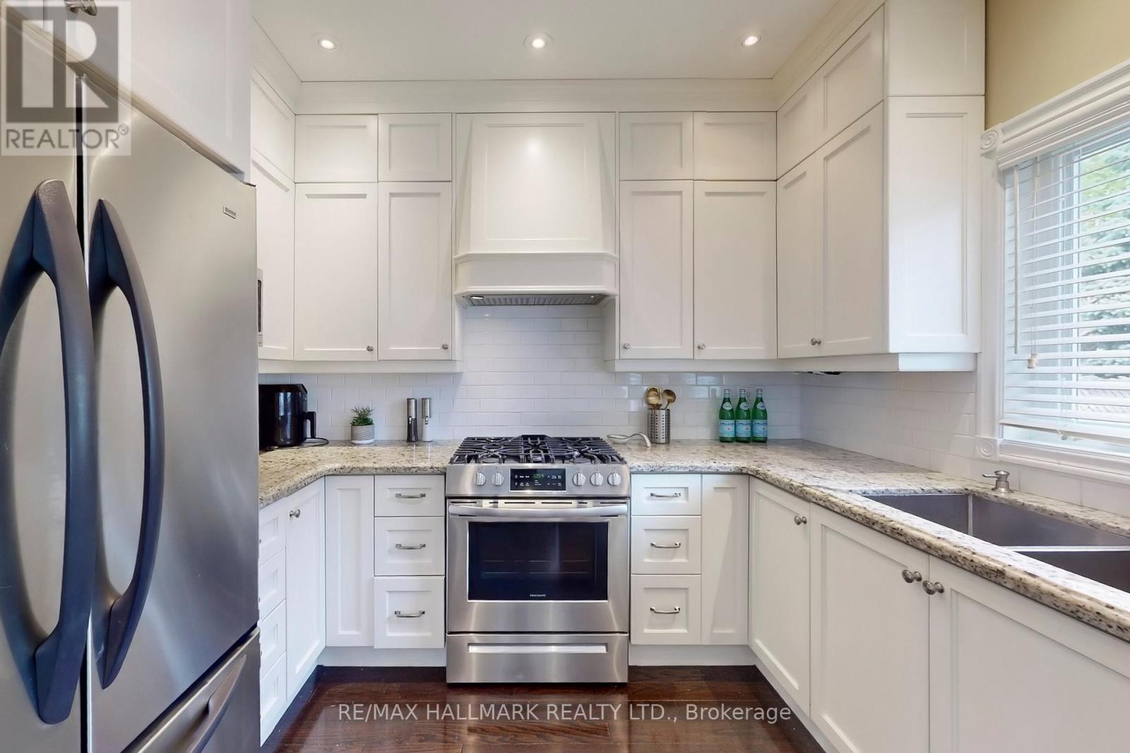 92 Canyon Hill Avenue, Richmond Hill, Ontario  L4C 0K5 - Photo 12 - N12182356
