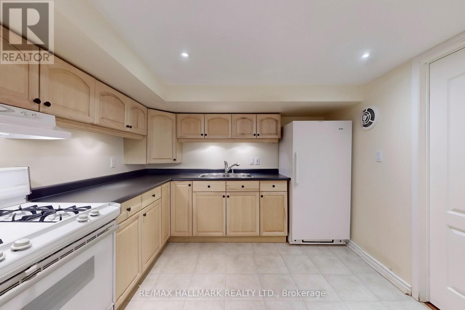 92 Canyon Hill Avenue, Richmond Hill, Ontario  L4C 0K5 - Photo 39 - N12182356