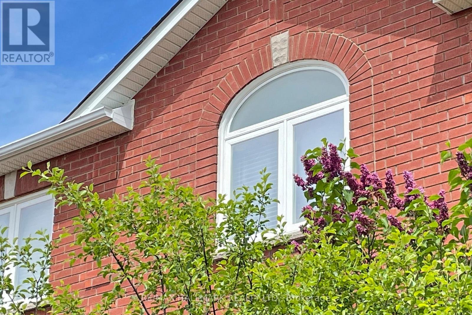 92 Canyon Hill Avenue, Richmond Hill, Ontario  L4C 0K5 - Photo 4 - N12182356