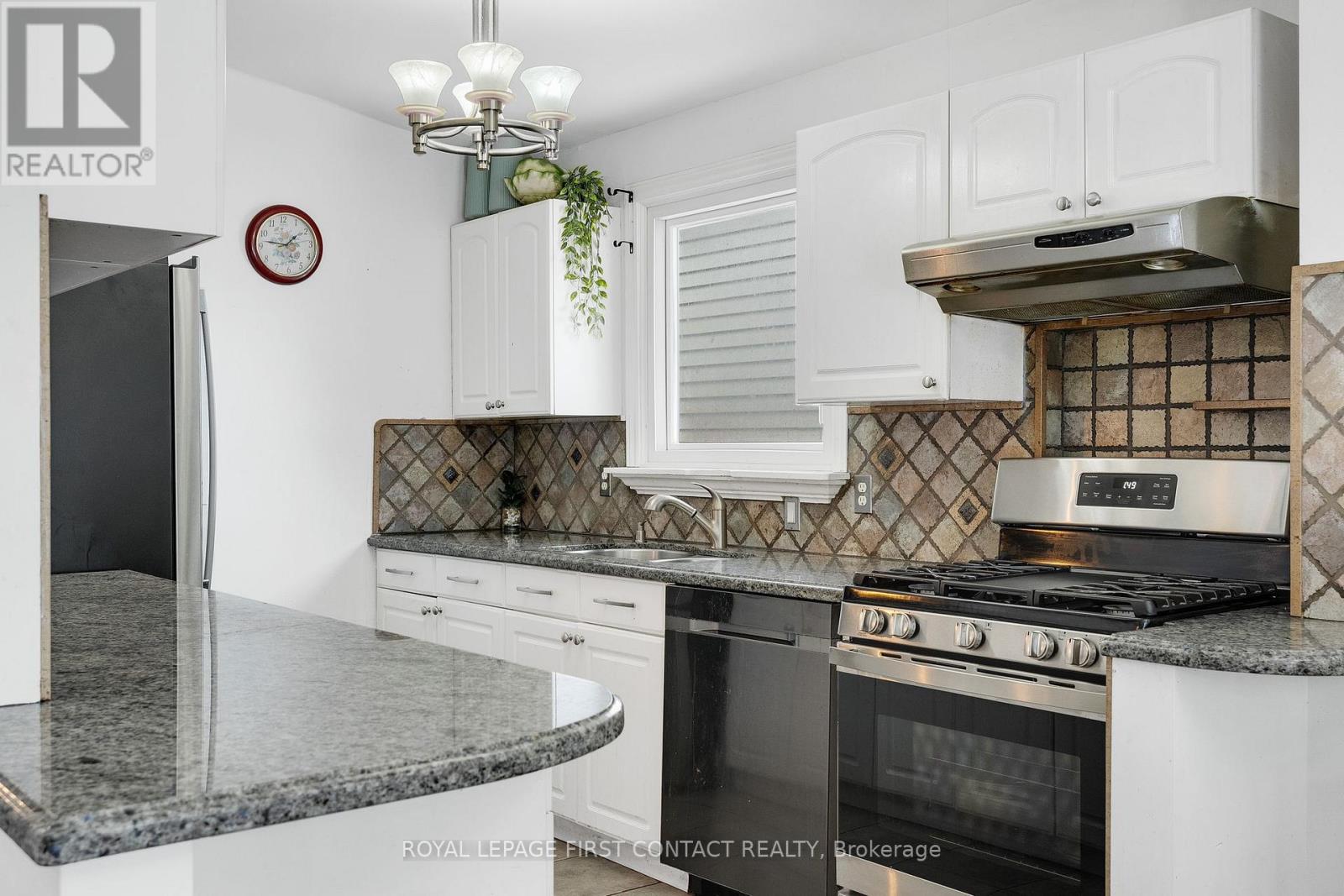 55 Rosenfeld Drive, Barrie, Ontario  L4M 5X5 - Photo 9 - S12182433