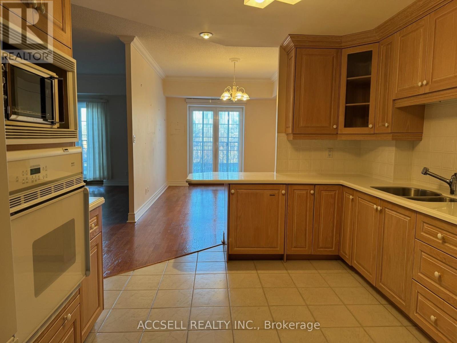 Property at 304 - 30 ANGLESEY BOULEVARD image 4