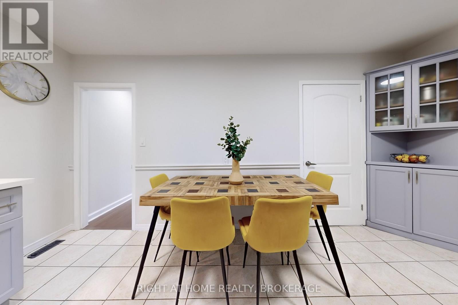 2373 Maryvale Court E, Burlington (Mountainside), Ontario  L7P 2P1 - Photo 12 - W12182394