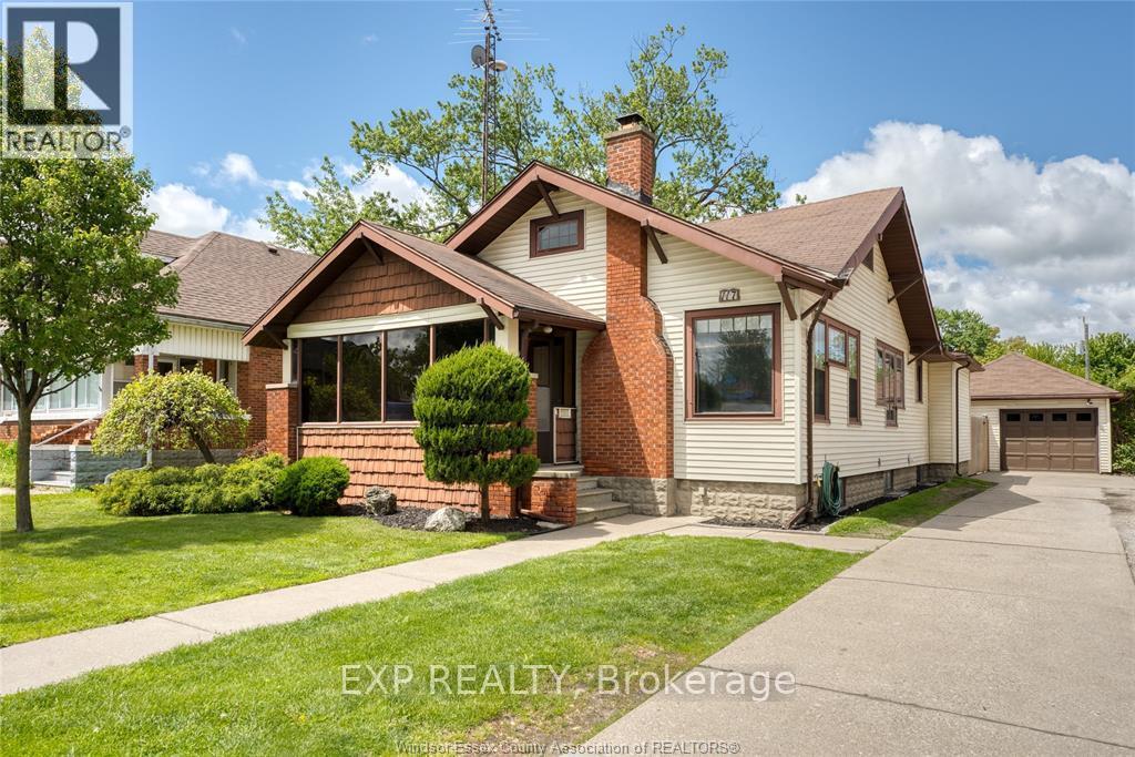 Property at 117 ERIE STREET S image 3