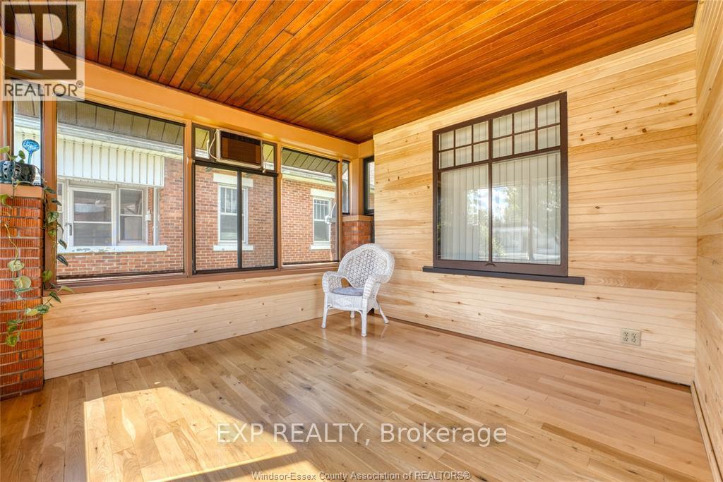 Property at 117 ERIE STREET S image 4