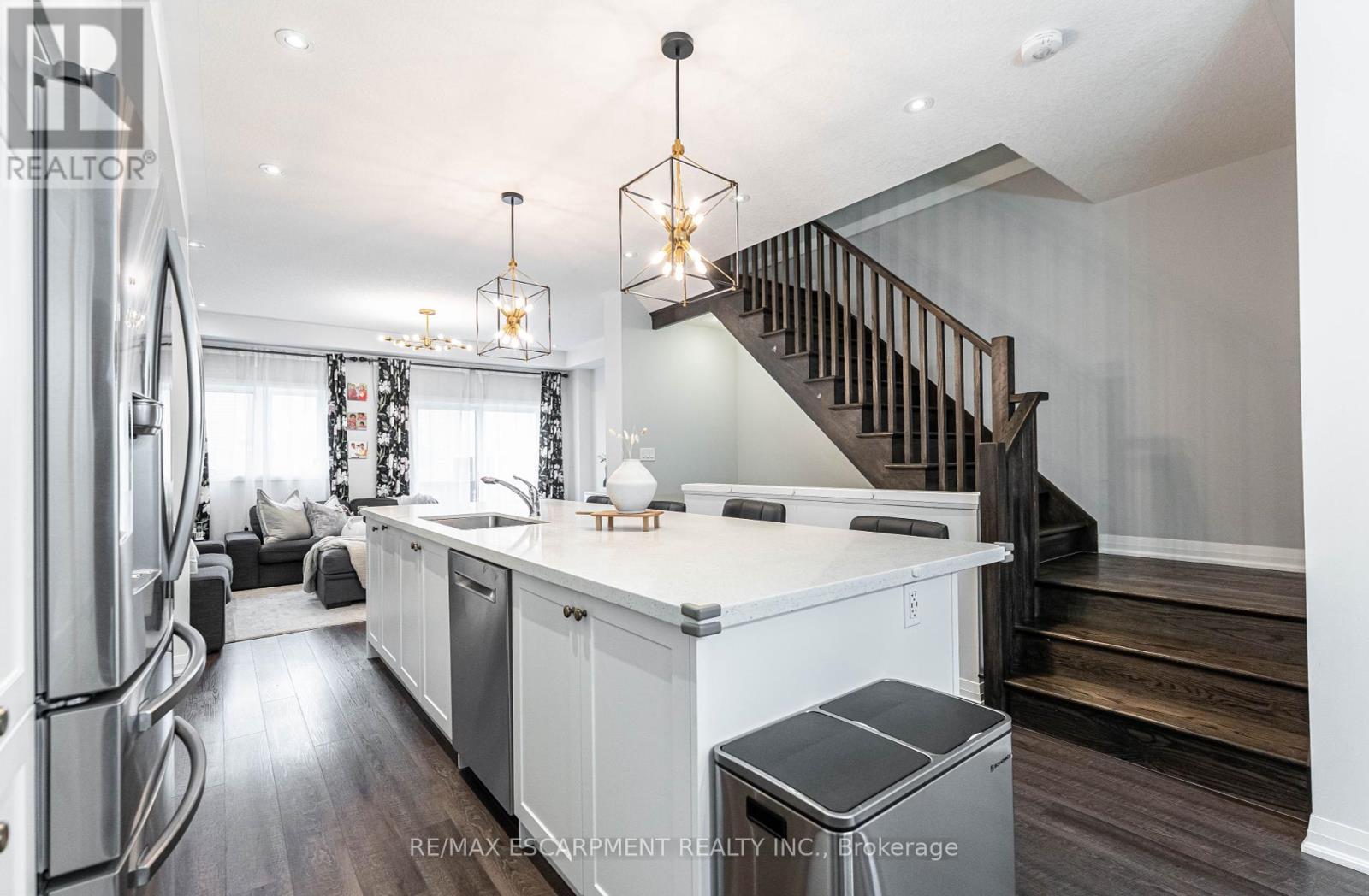 52 Aquarius Crescent, Hamilton, Ontario  L8J 3H5 - Photo 8 - X12182382