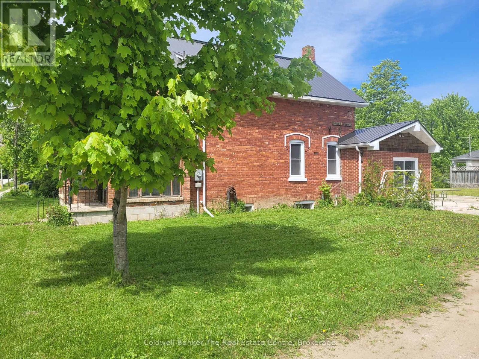 24 Elizabeth Street W, Clearview, Ontario  L0M 1G0 - Photo 2 - S12096248