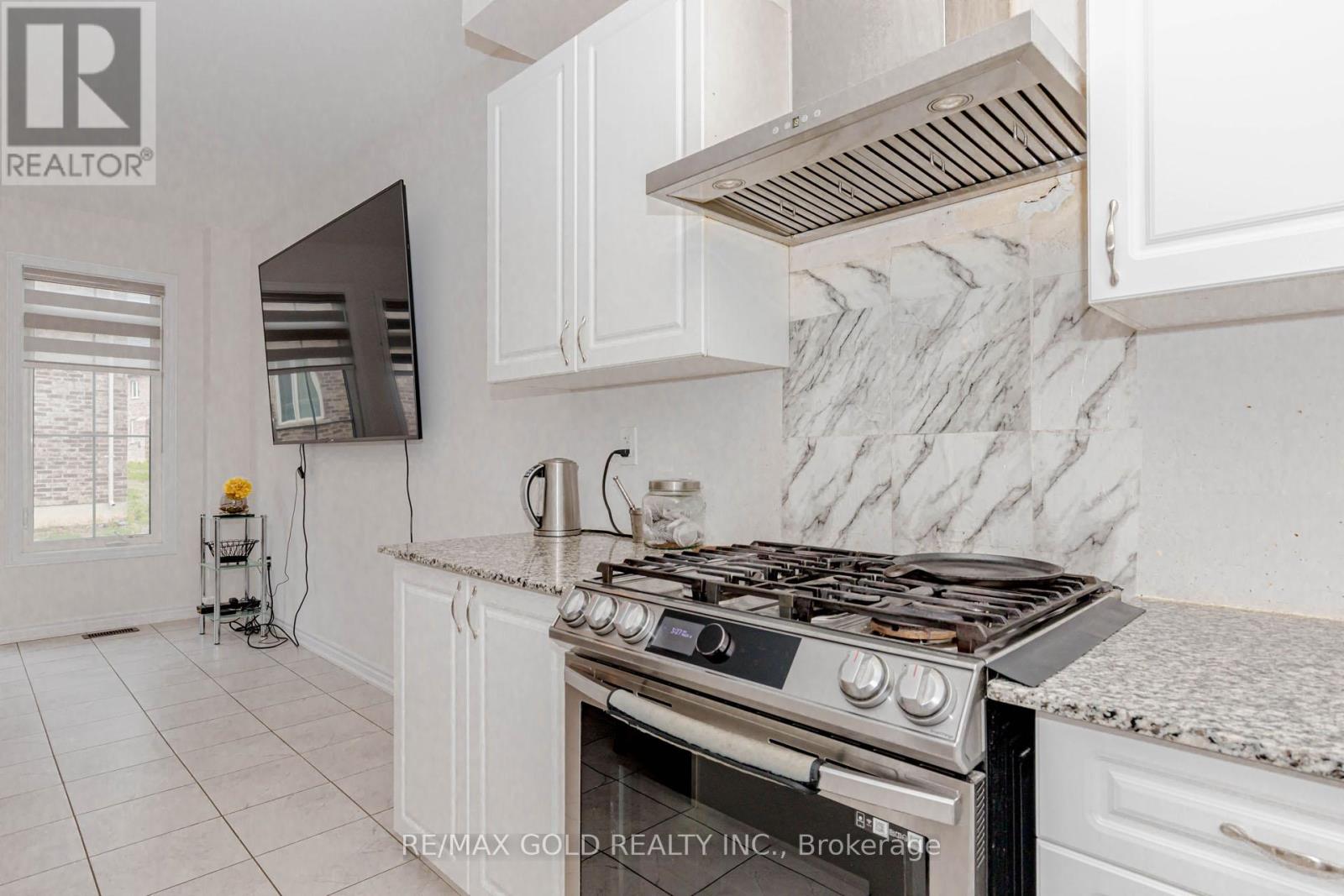 7 Portman Street, Caledon, Ontario  L7C 4G5 - Photo 17 - W12182492