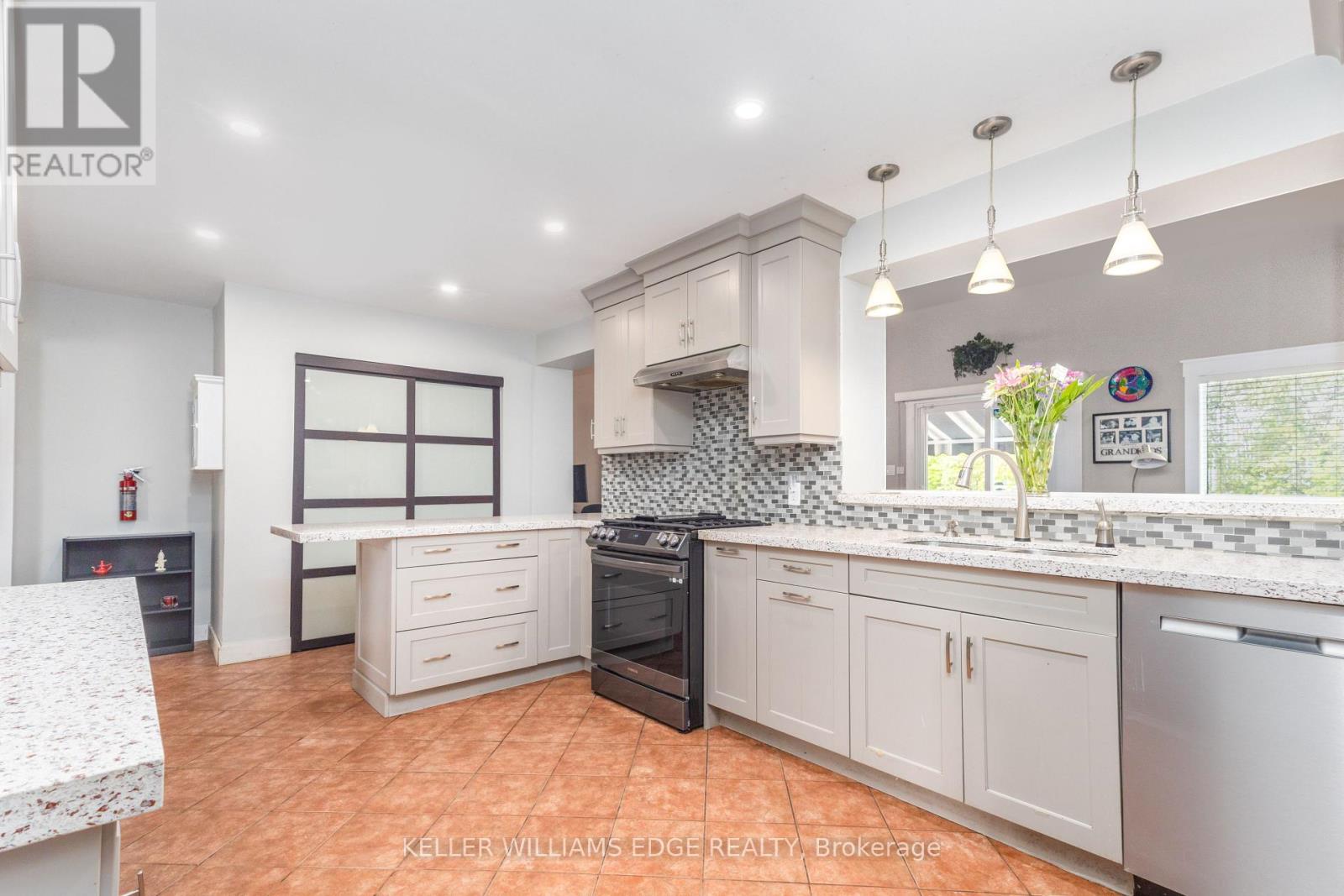 156 Hammersmith Court, Burlington, Ontario  L7L 4N5 - Photo 8 - W12182527
