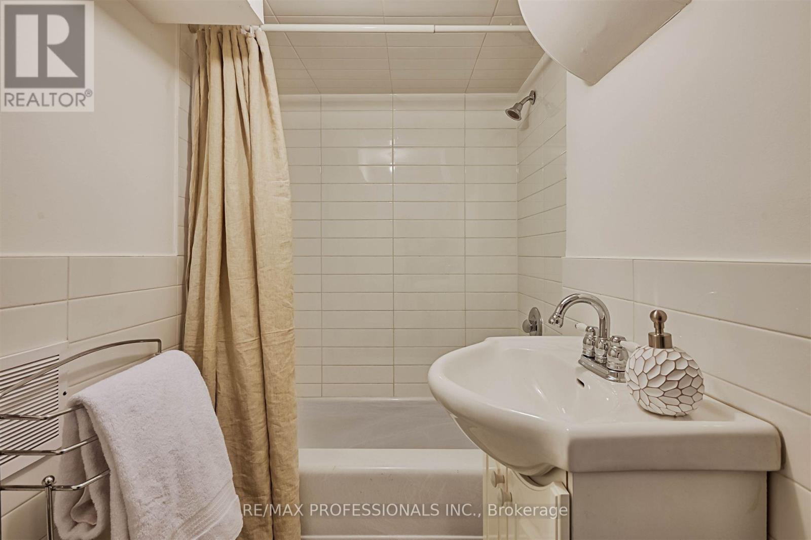 36 Florence Crescent, Toronto, Ontario  M6N 4E5 - Photo 26 - W12182347