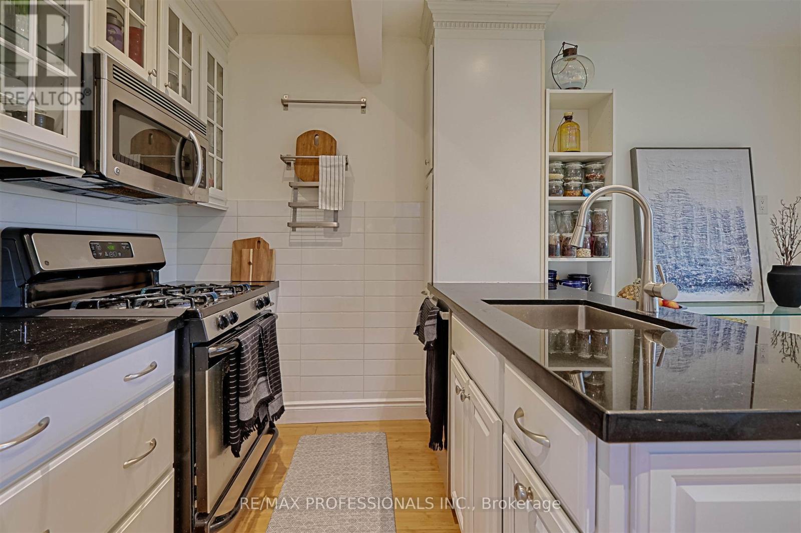 36 Florence Crescent, Toronto, Ontario  M6N 4E5 - Photo 8 - W12182347