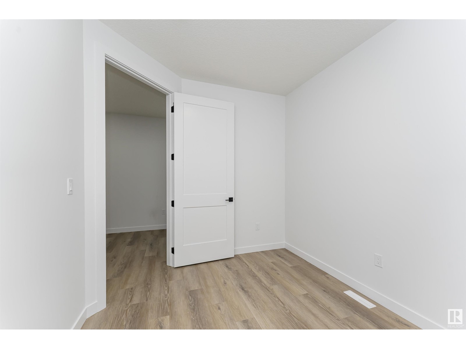 1591 Esaiw Place Nw Nw, Edmonton, Alberta  T6M 0E5 - Photo 4 - E4439214