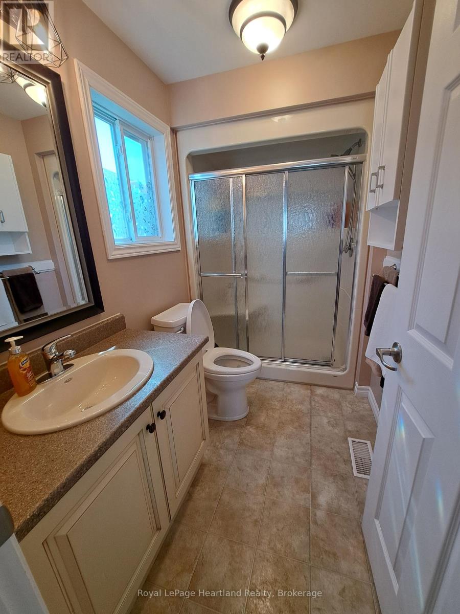 460 Richard Crescent, Strathroy-Caradoc, Ontario  N7G 3P4 - Photo 10 - X12153864