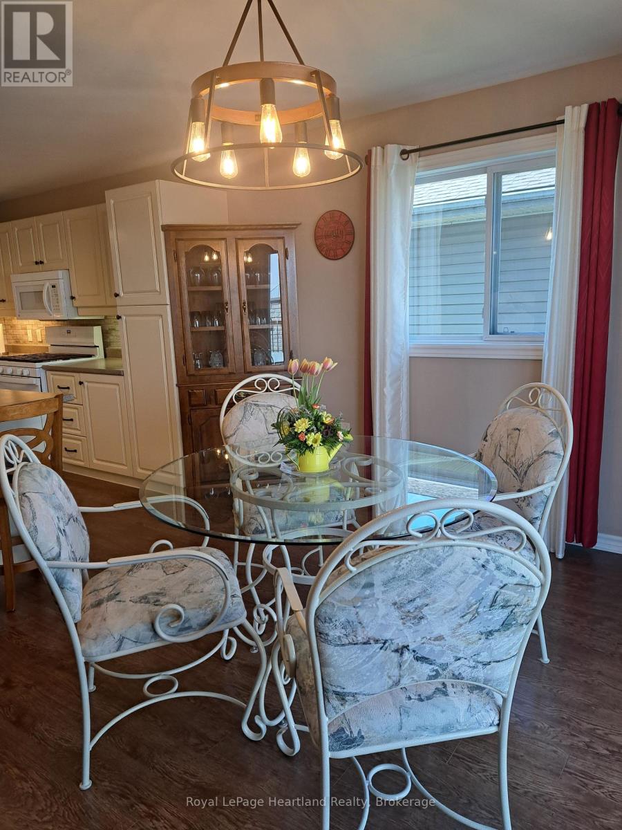 460 Richard Crescent, Strathroy-Caradoc, Ontario  N7G 3P4 - Photo 2 - X12153864
