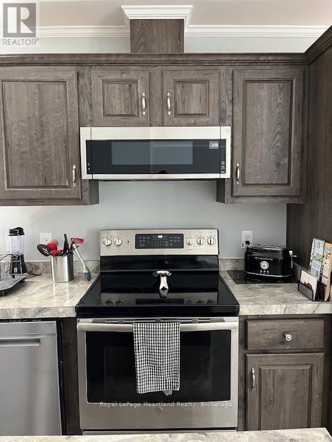 38 Bond Street, Strathroy-Caradoc, Ontario  N7G 0C5 - Photo 18 - X12165251