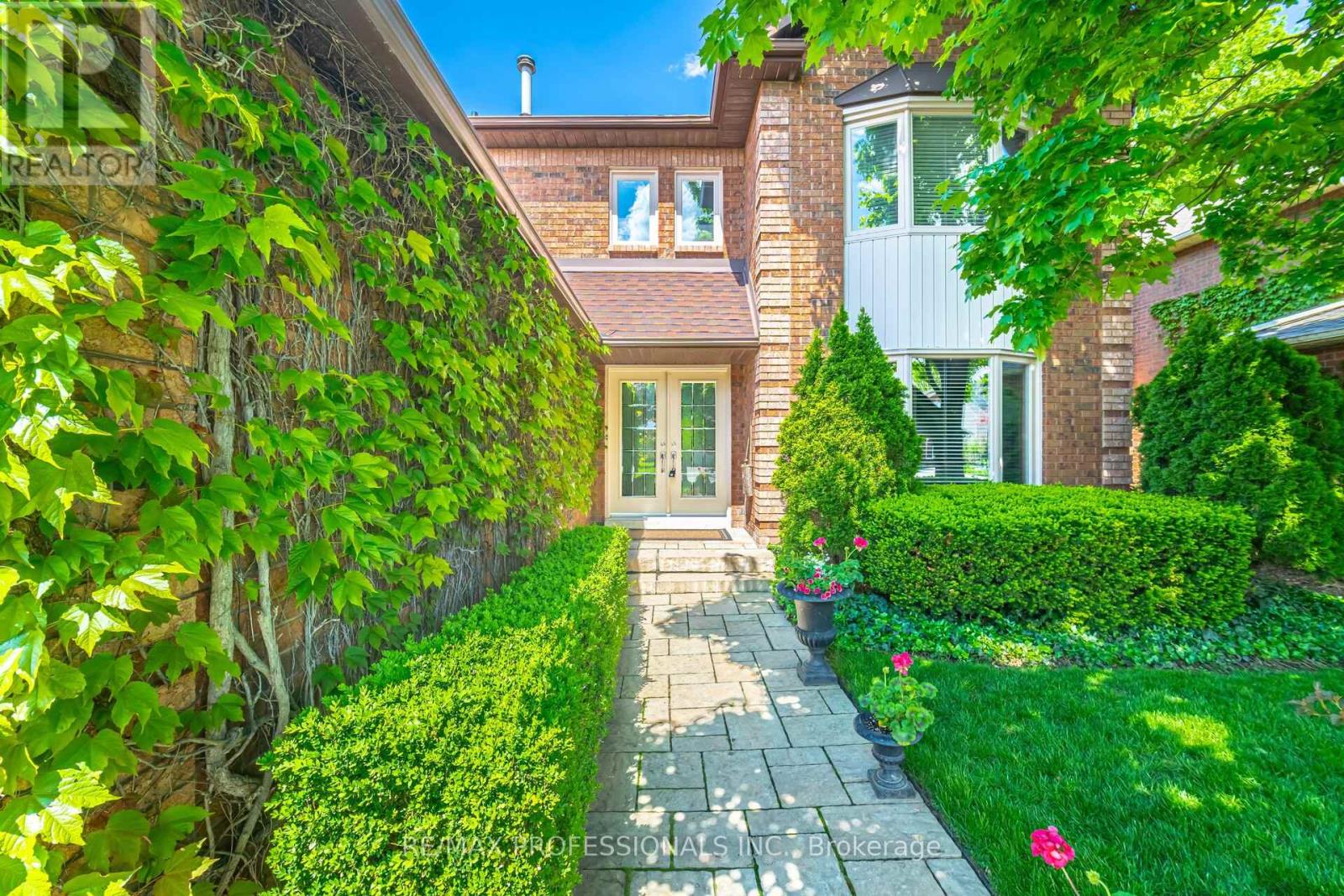 70 Kenpark Avenue, Brampton, Ontario  L6Z 3K4 - Photo 3 - W12176088