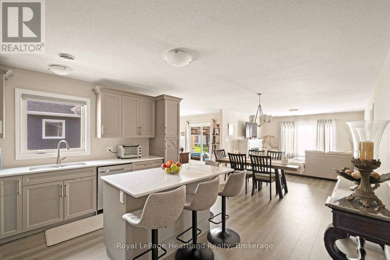 140 Lake Breeze Drive, Ashfield-Colborne-Wawanosh, Ontario  N7A 0C6 - Photo 8 - X12116906