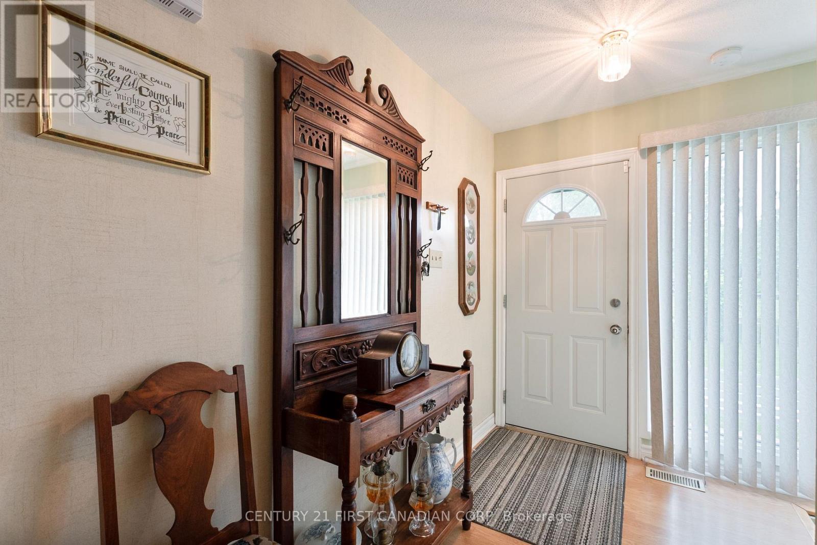 992 Farnham Road, London South, Ontario  N6K 1S1 - Photo 4 - X12182738