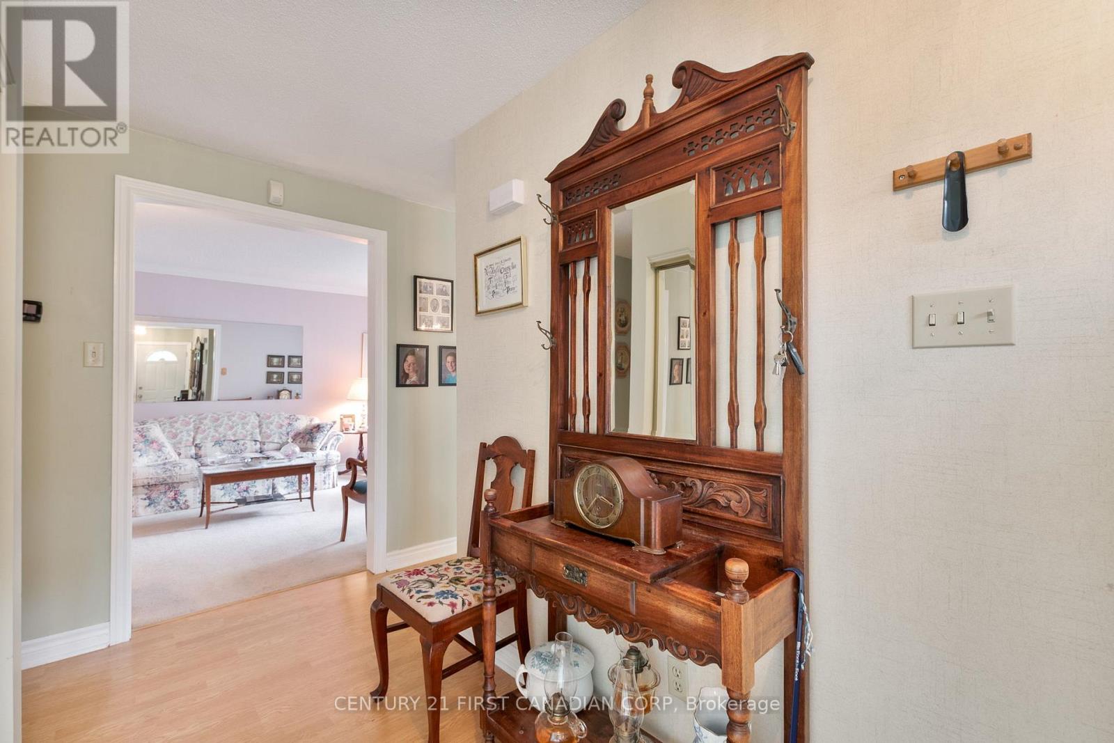 992 Farnham Road, London South, Ontario  N6K 1S1 - Photo 5 - X12182738