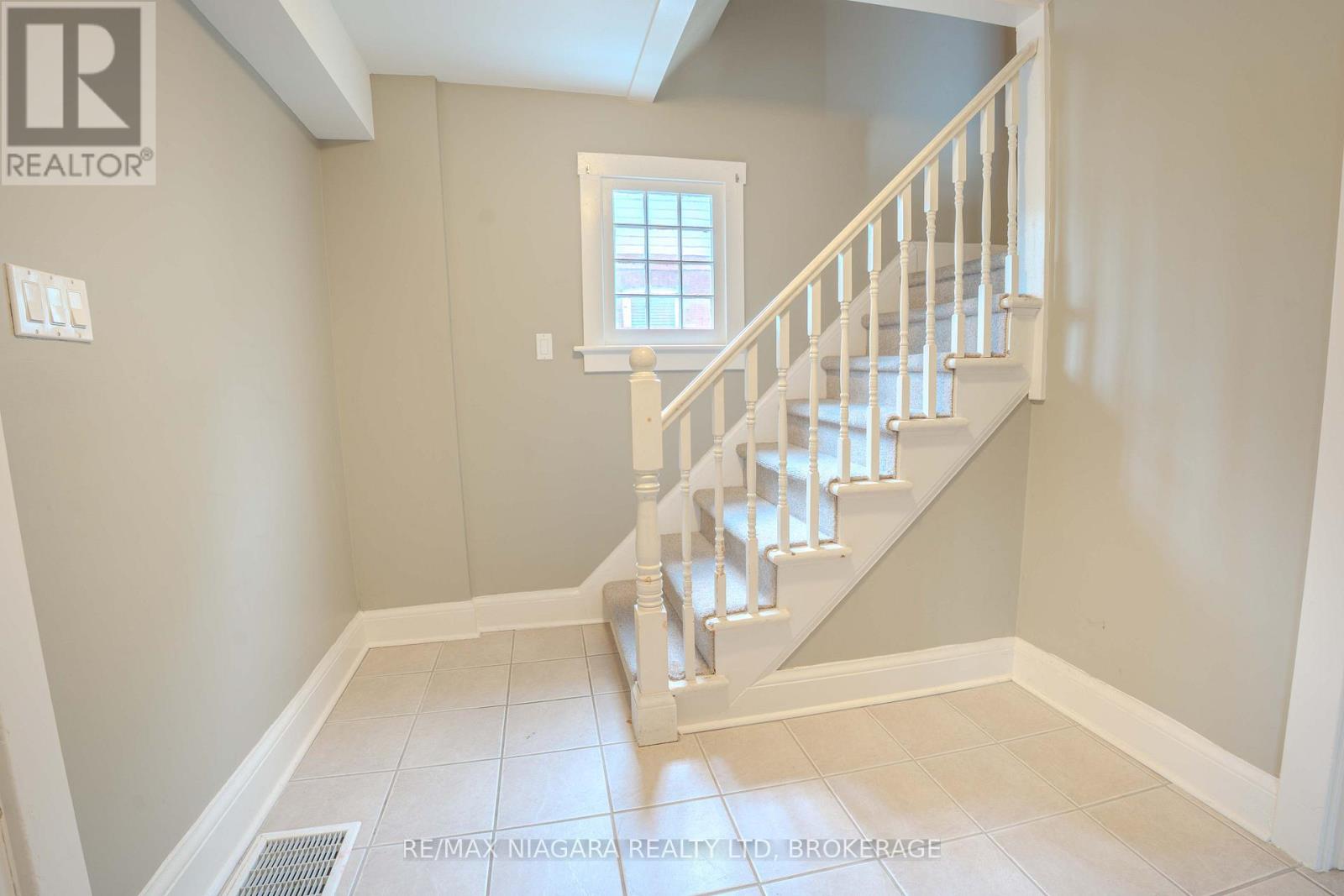 249 Russell Avenue, St. Catharines, Ontario  L2R 1X1 - Photo 6 - X12145086