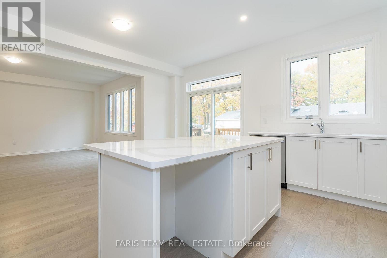 91 Berkely Street, Wasaga Beach, Ontario  L9Z 0K6 - Photo 5 - S12182594