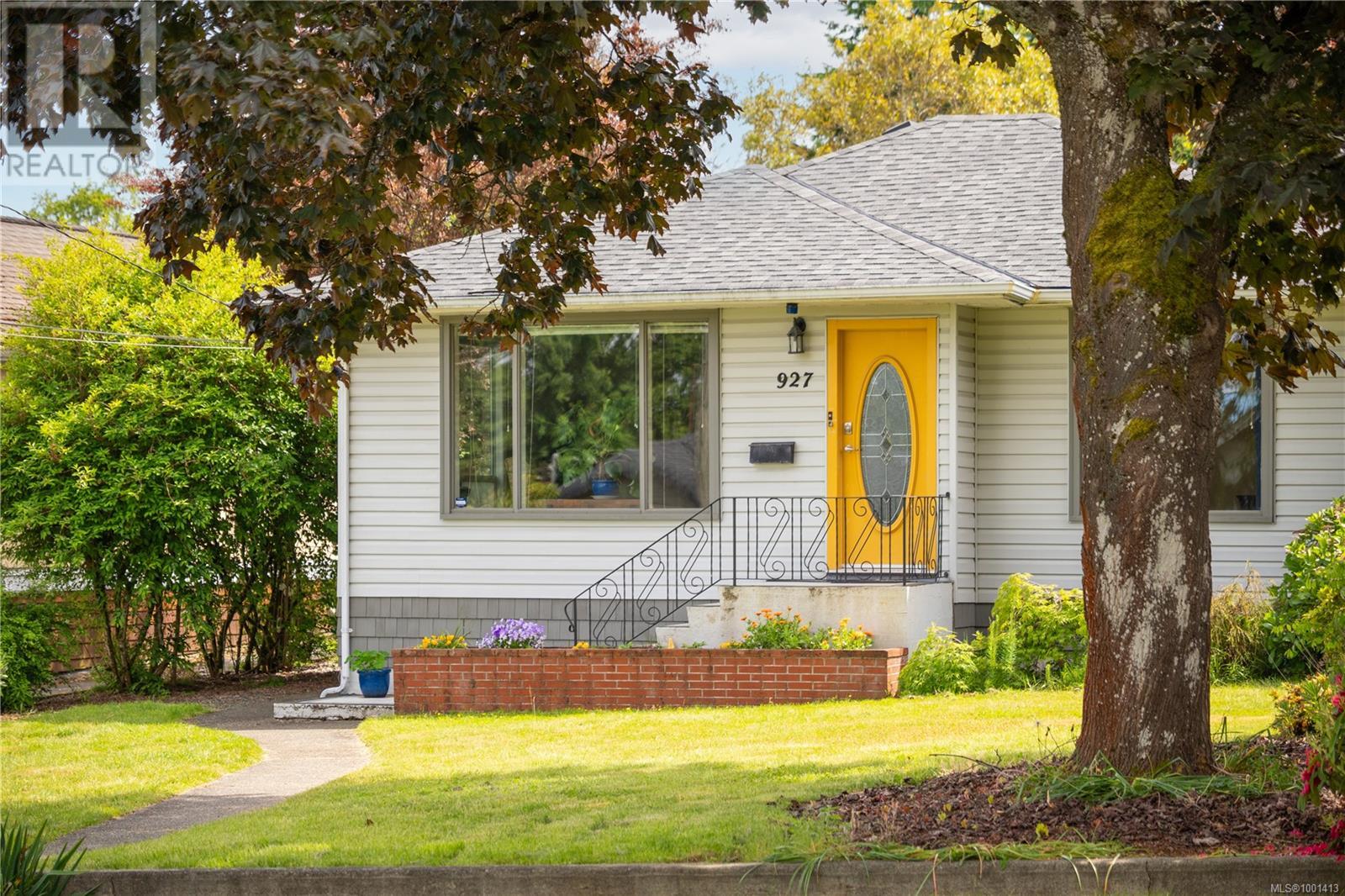 Property at 927 Campbell St image 2