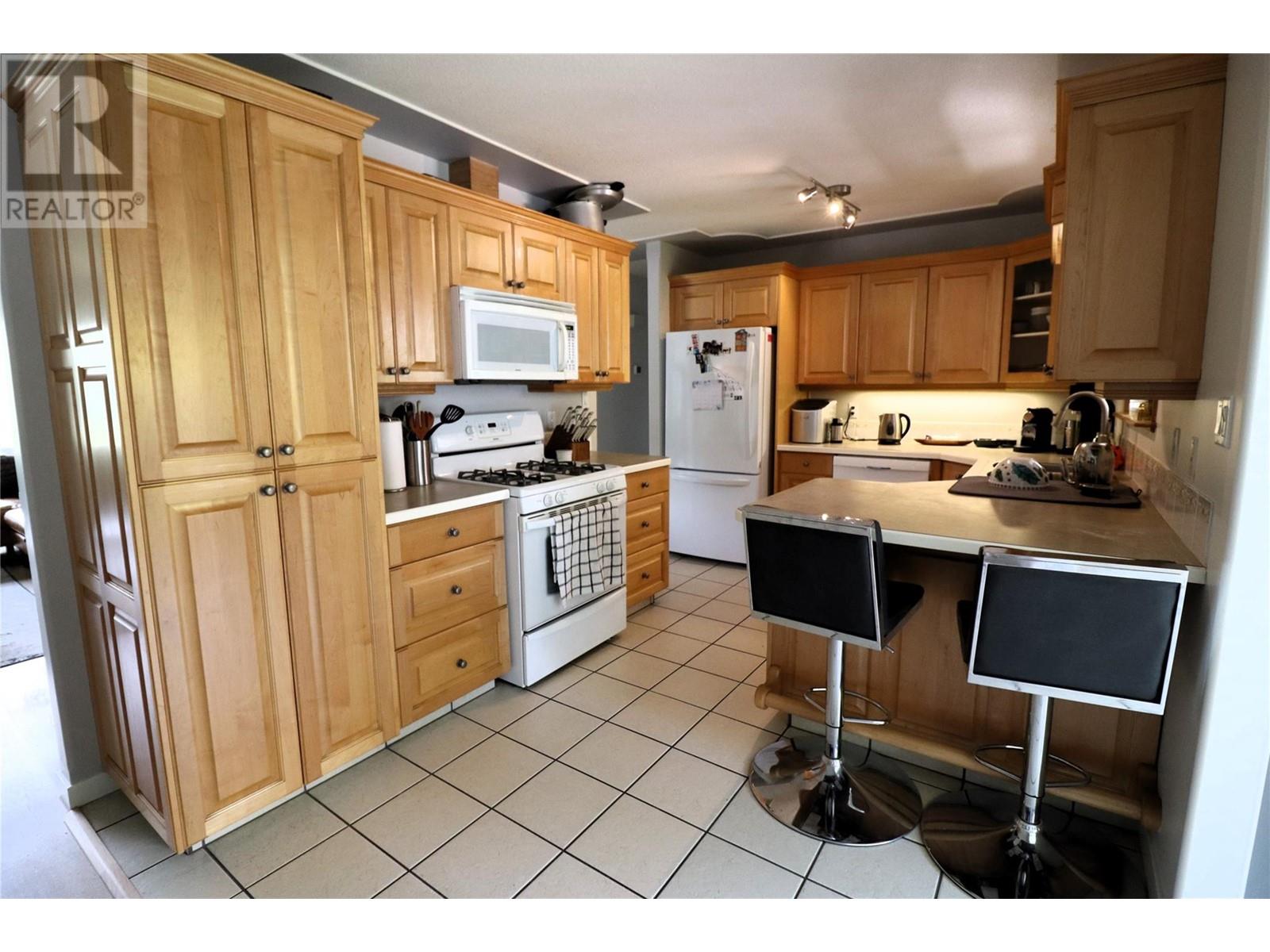 Property at 425 PEMBERTON Terrace image 5
