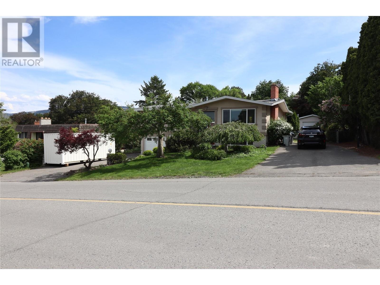 Property at 425 PEMBERTON Terrace image 1