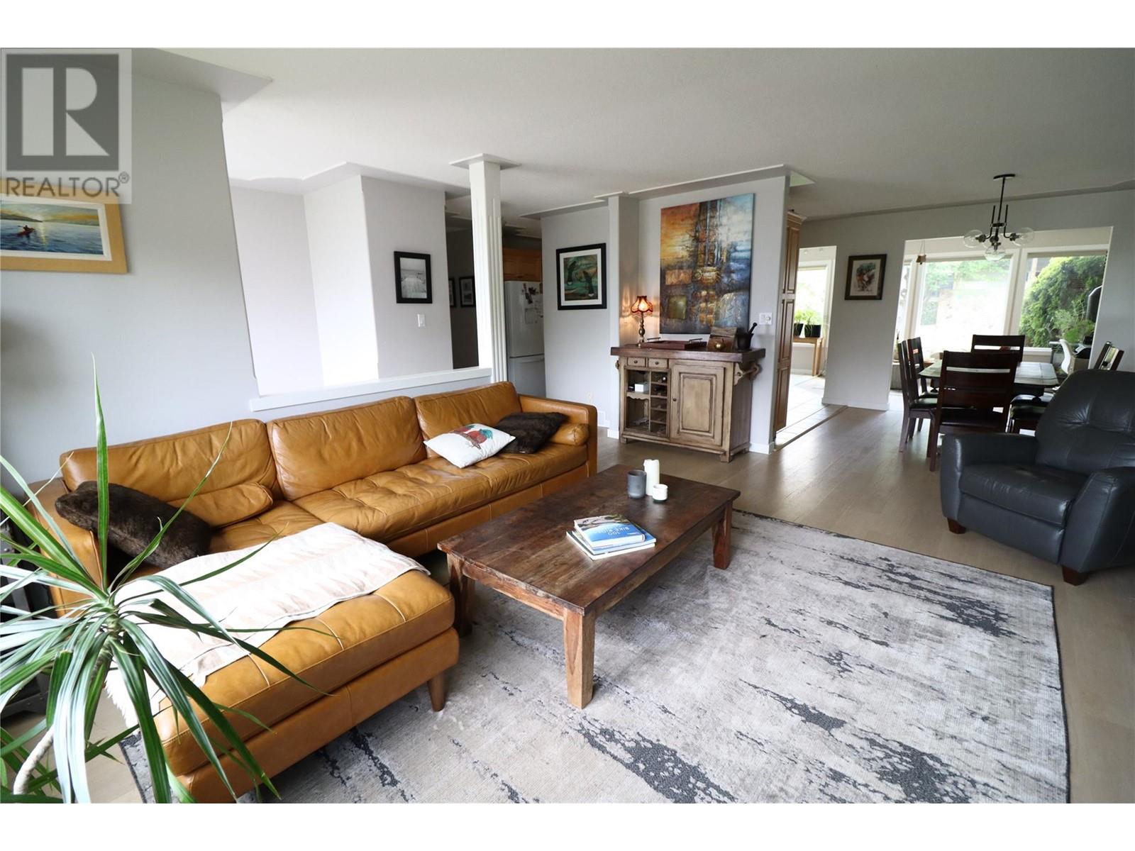 Property at 425 PEMBERTON Terrace image 2