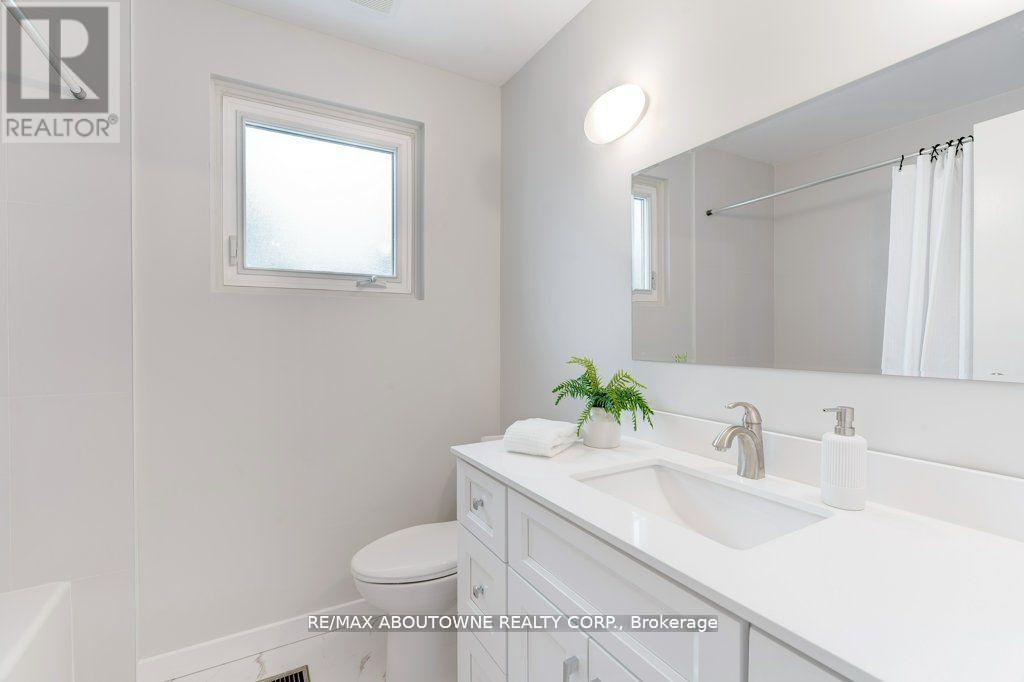 2334 Wyandotte Drive, Oakville, Ontario  L6L 2T6 - Photo 15 - W12182606