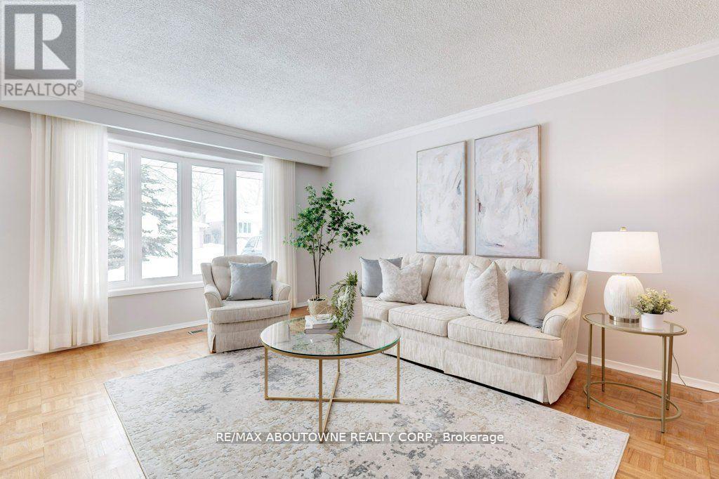 2334 Wyandotte Drive, Oakville, Ontario  L6L 2T6 - Photo 5 - W12182606
