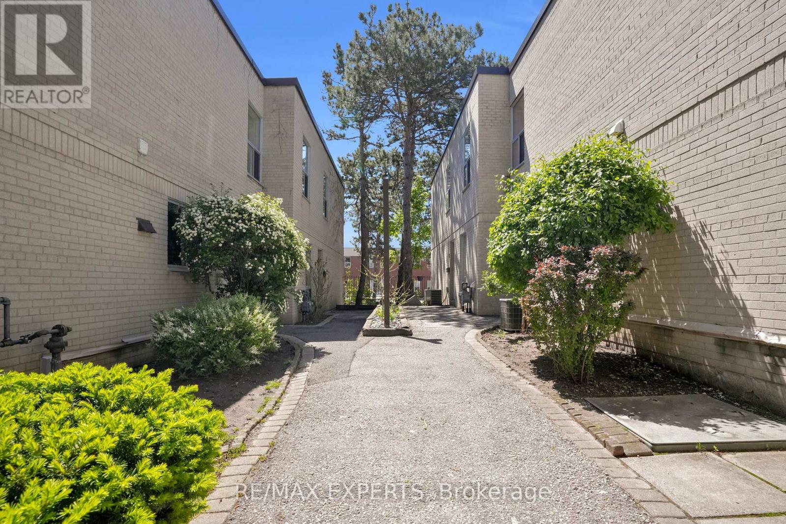 14 - 7 Four Winds Drive, Toronto, Ontario  M3J 1K7 - Photo 5 - W12182619