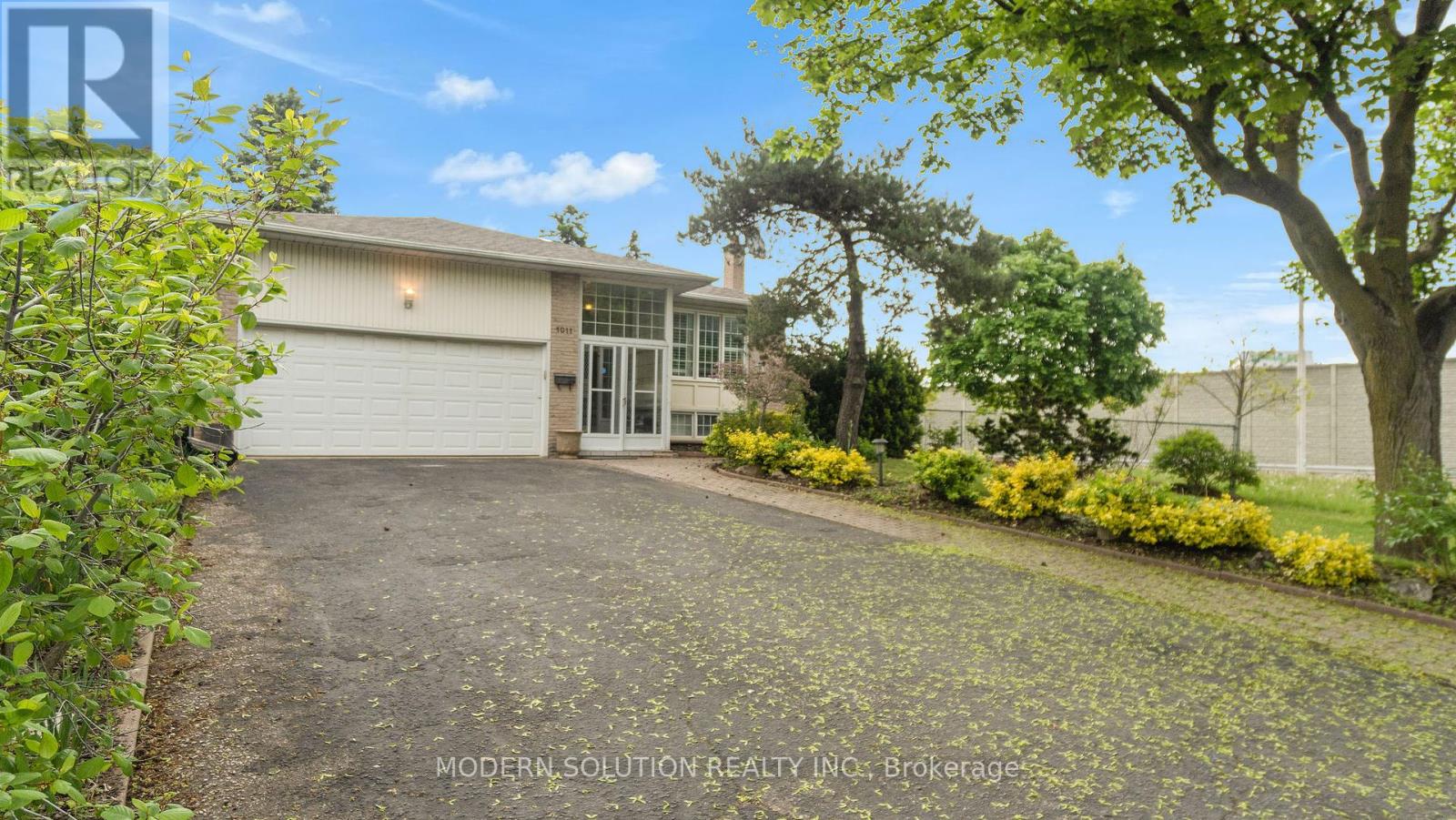 1011 Pearson Drive, Oakville, Ontario  L6H 2Y9 - Photo 2 - W12182670