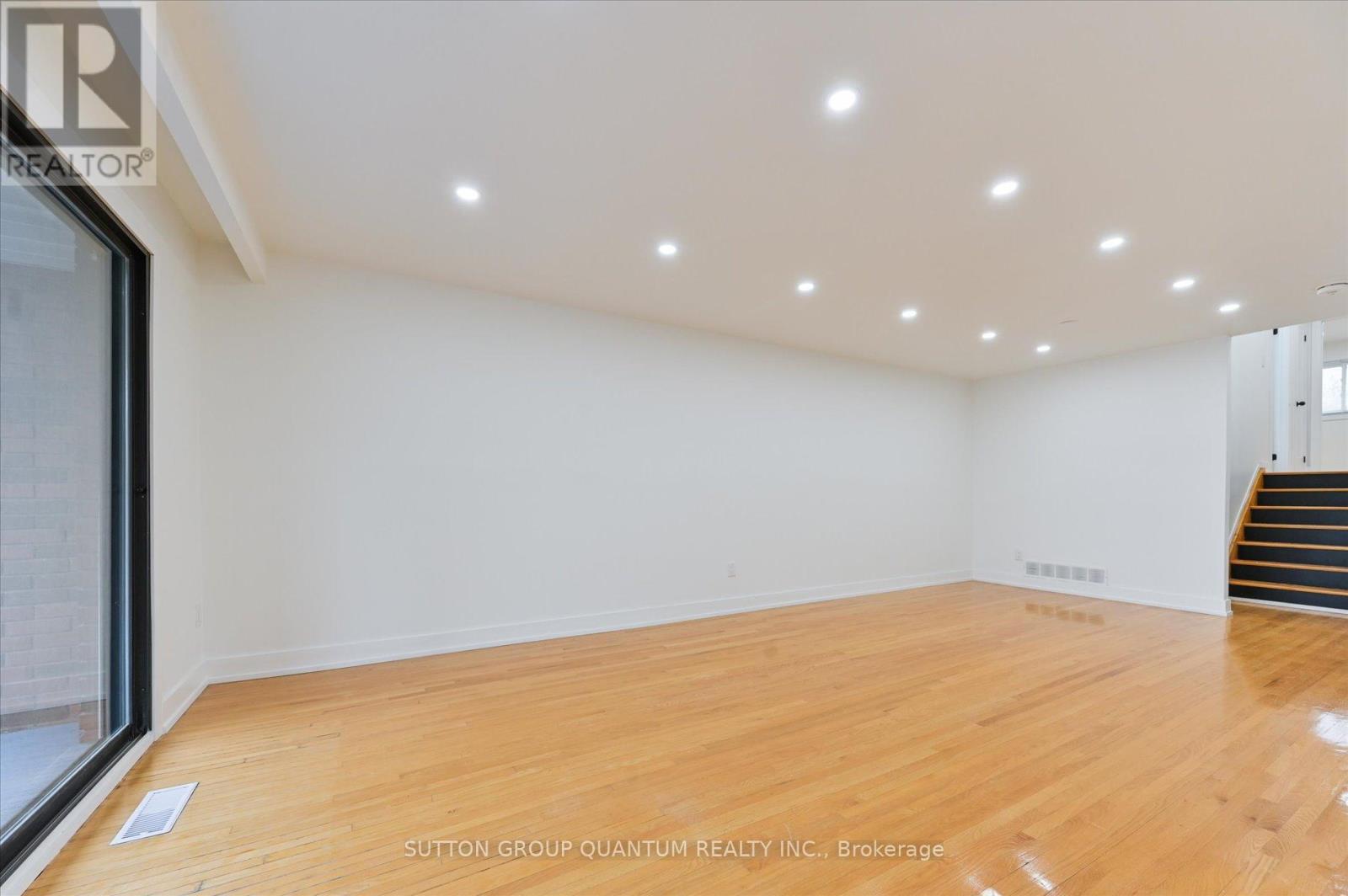 2619 Chisholm Court, Mississauga, Ontario  L5C 3H9 - Photo 4 - W12182698