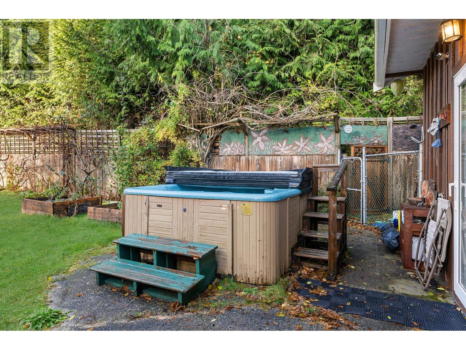 1559 Park Avenue, Roberts Creek, British Columbia  V0N 2W2 - Photo 32 - R3008918