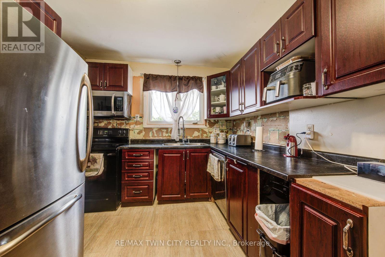 27 Meadow Woods Crescent, Kitchener, Ontario  N2N 1T3 - Photo 6 - X12182586