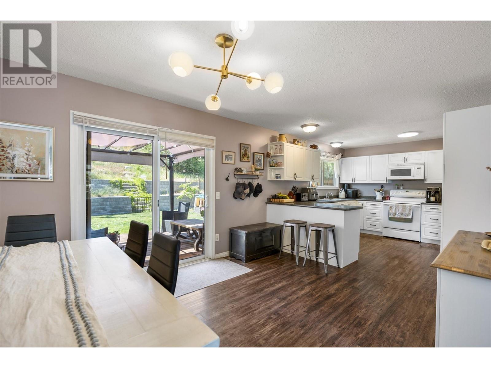 1579 Southview Terrace, Kamloops, British Columbia  V2B 7R3 - Photo 8 - 10349966