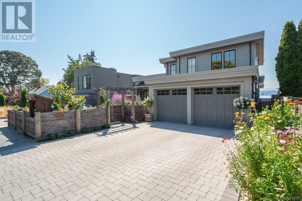 10718 Madrona Dr, North Saanich, British Columbia  V8L 5M7 - Photo 3 - 1001676