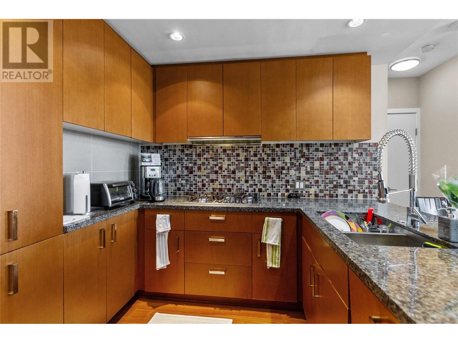 2301 3008 Glen Drive, Coquitlam, British Columbia  V3B 0J5 - Photo 12 - R3007578