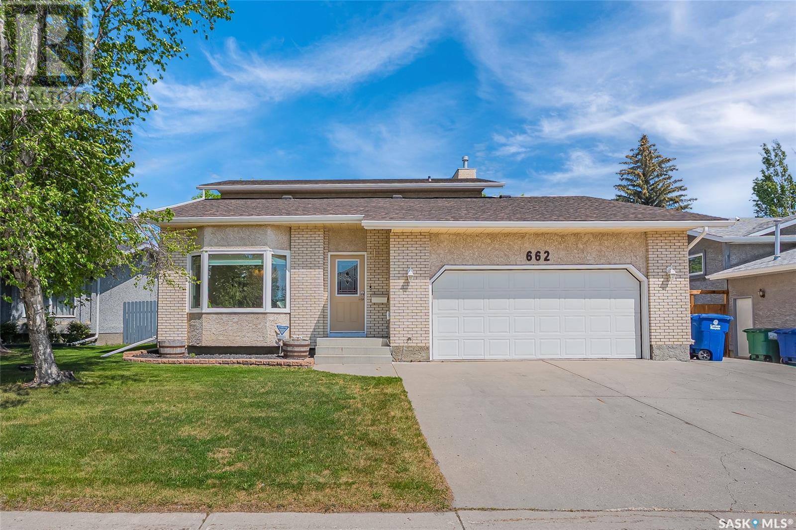 Property at 662 WHITESWAN DRIVE image 1