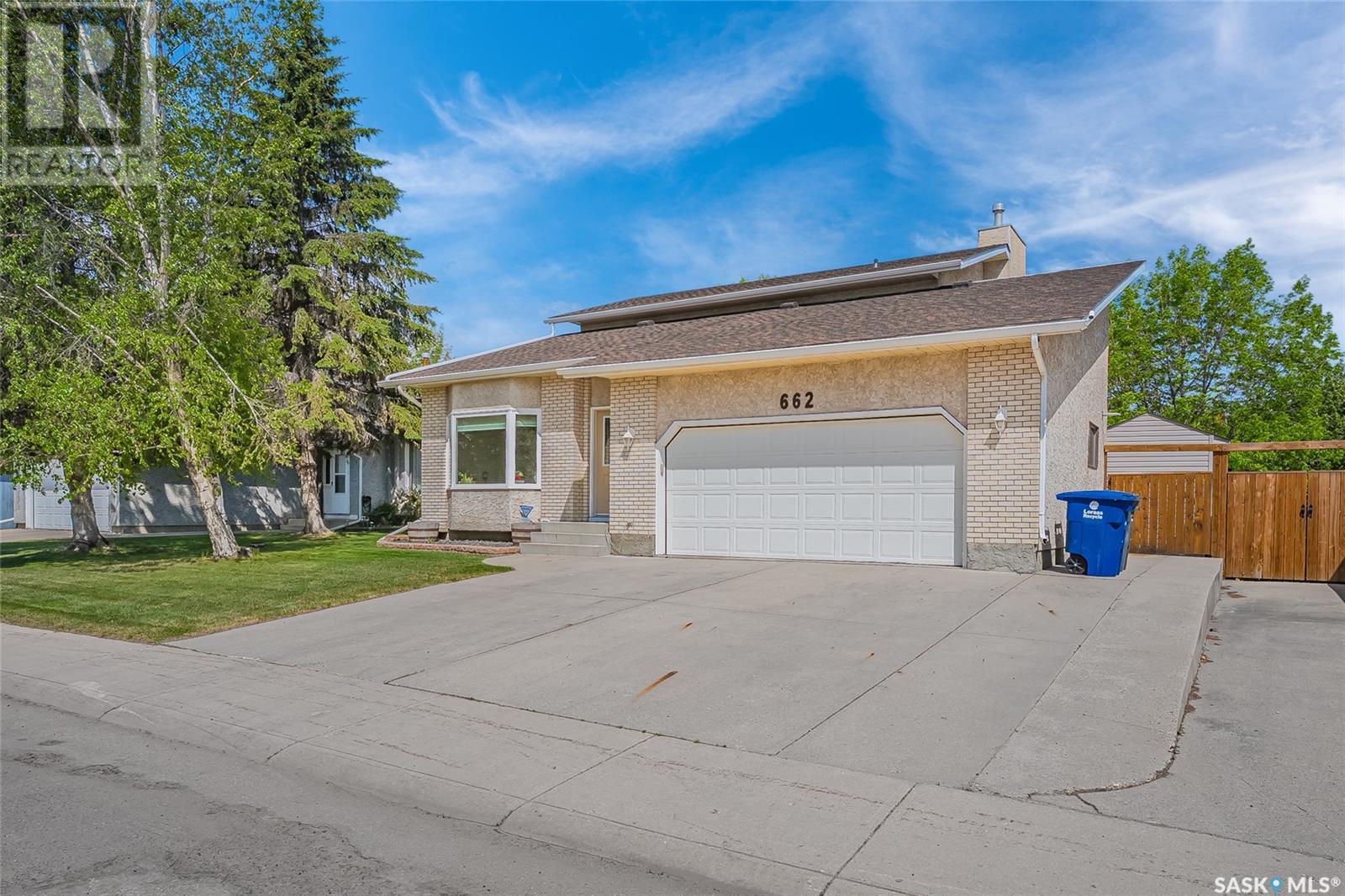 Property at 662 WHITESWAN DRIVE image 2