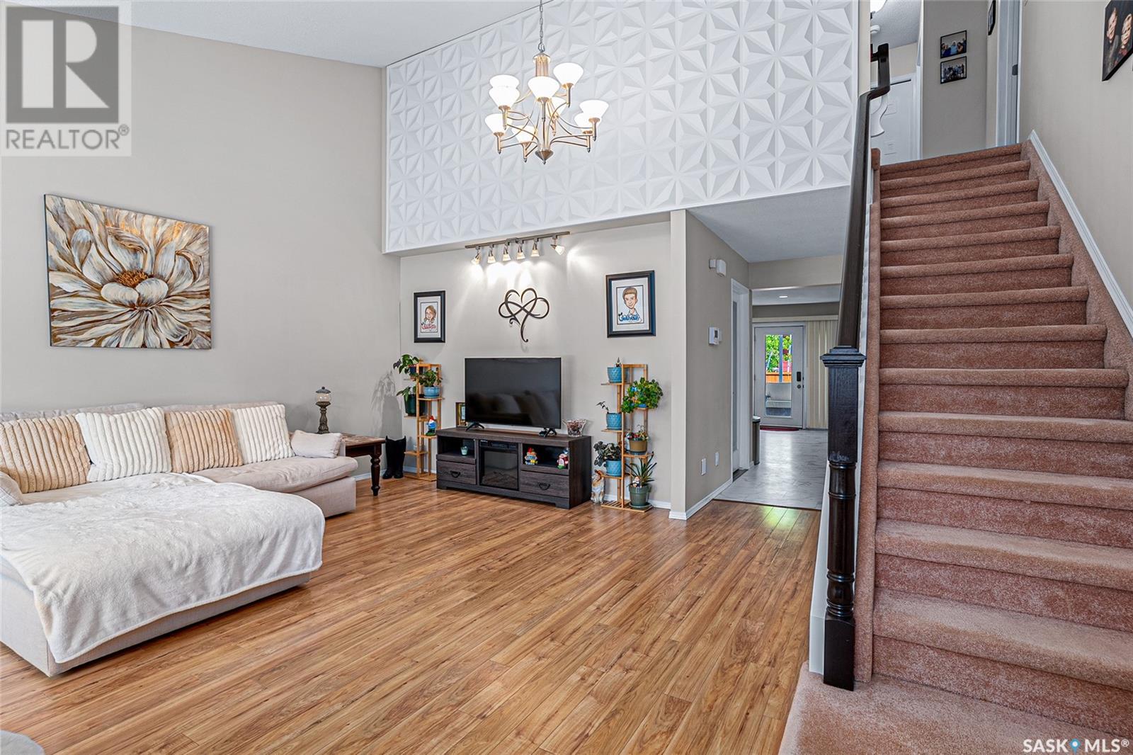 Property at 662 WHITESWAN DRIVE image 4