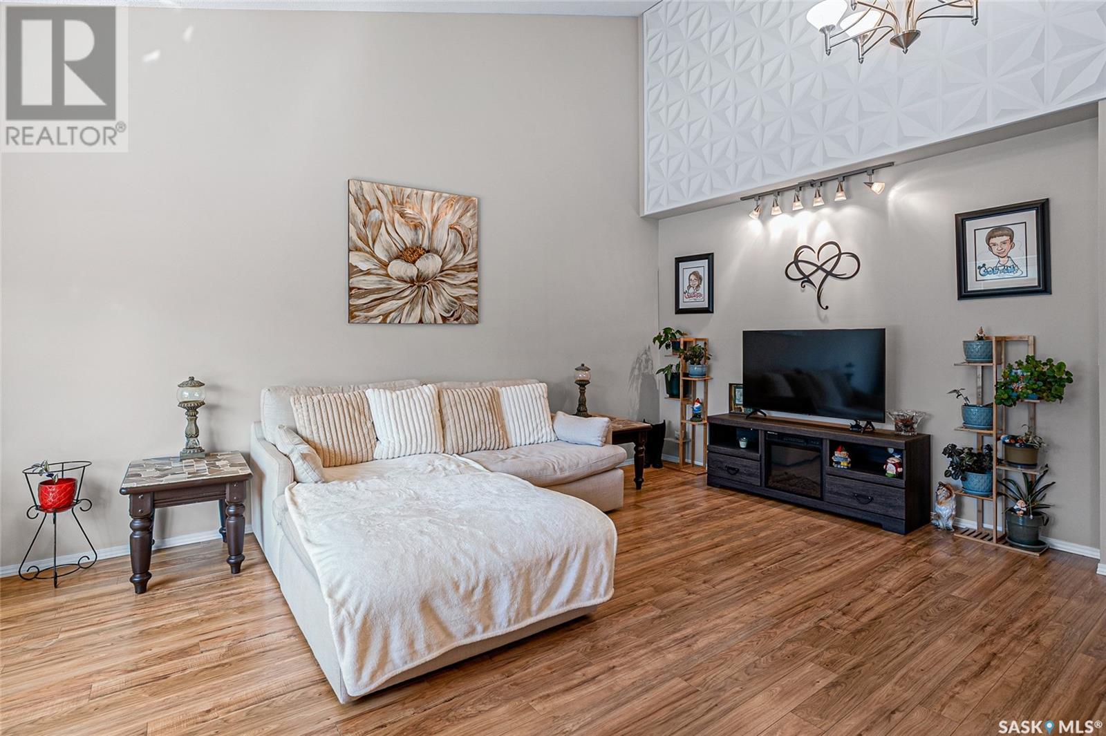 Property at 662 WHITESWAN DRIVE image 5
