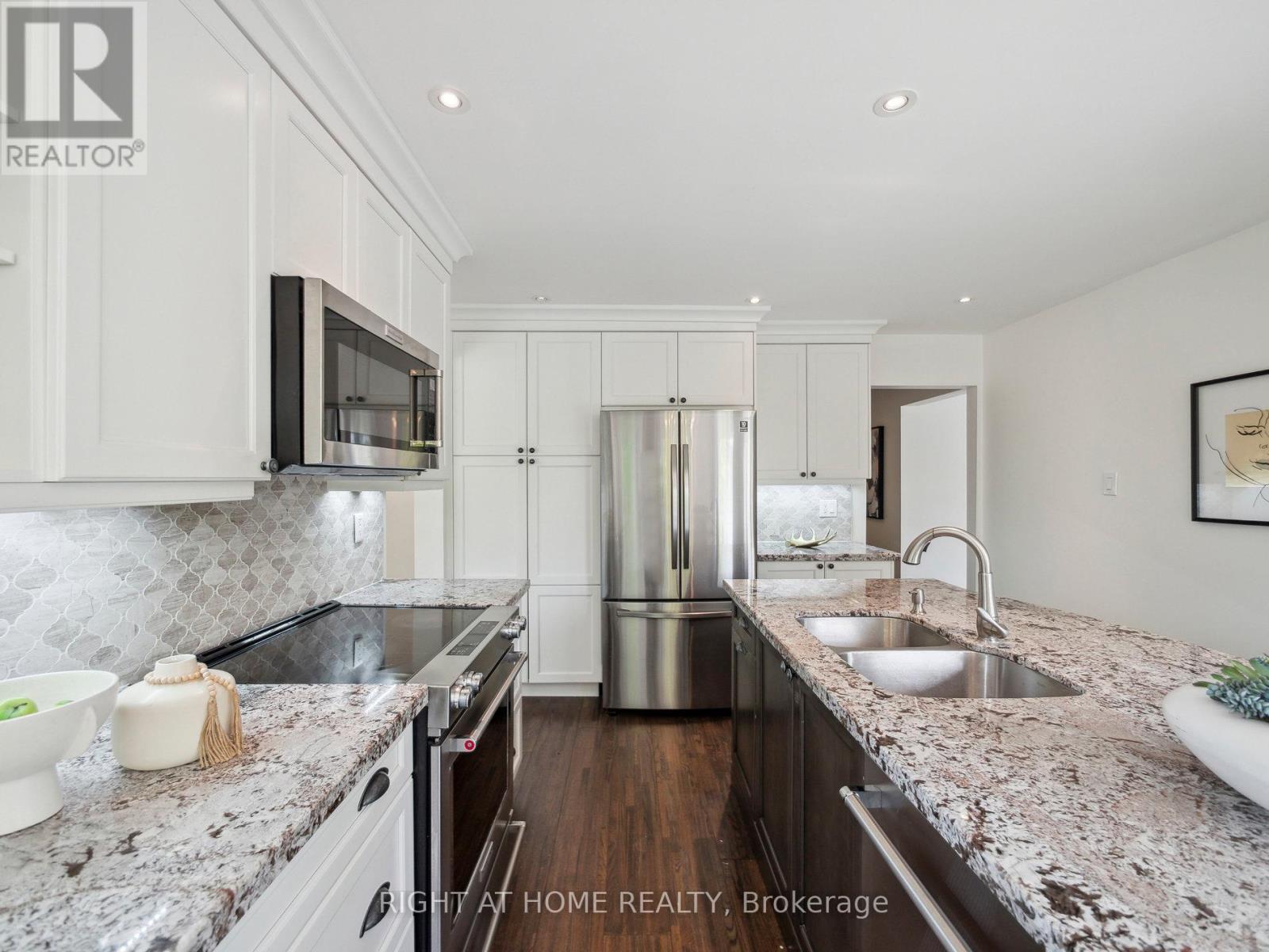 71 Golf Links Drive, Aurora, Ontario  L4G 3V4 - Photo 9 - N12182908