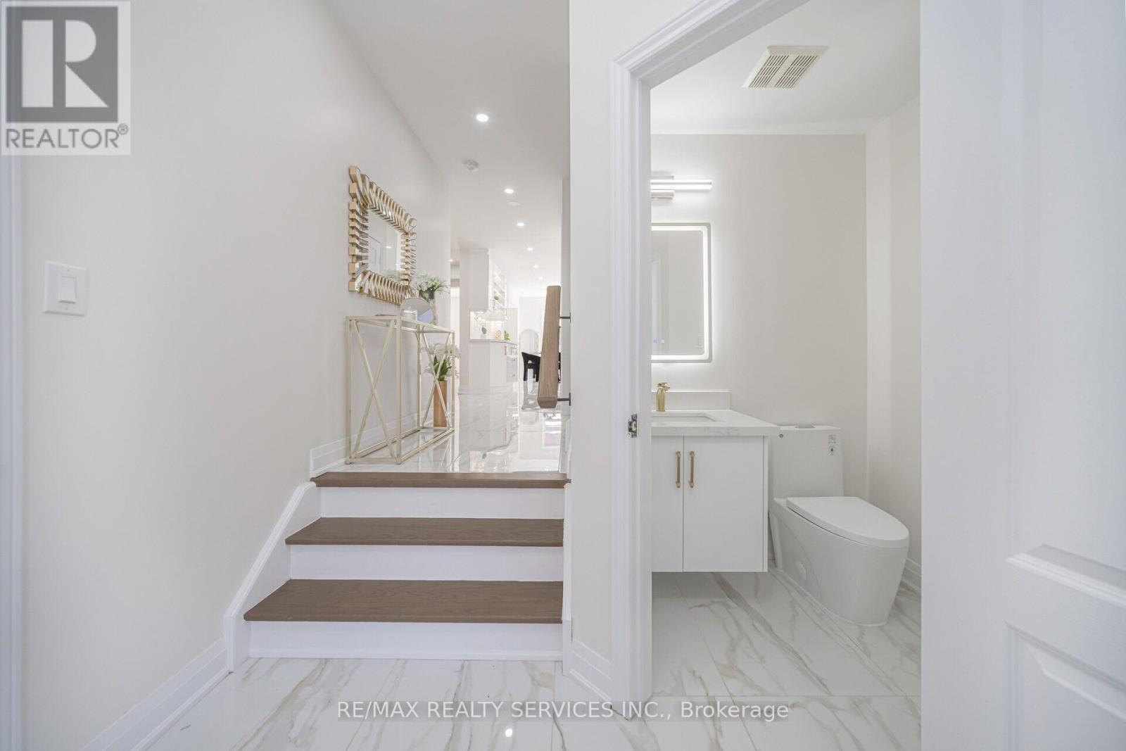 10 Linderwood Drive, Brampton, Ontario  L7A 1R7 - Photo 6 - W12182754