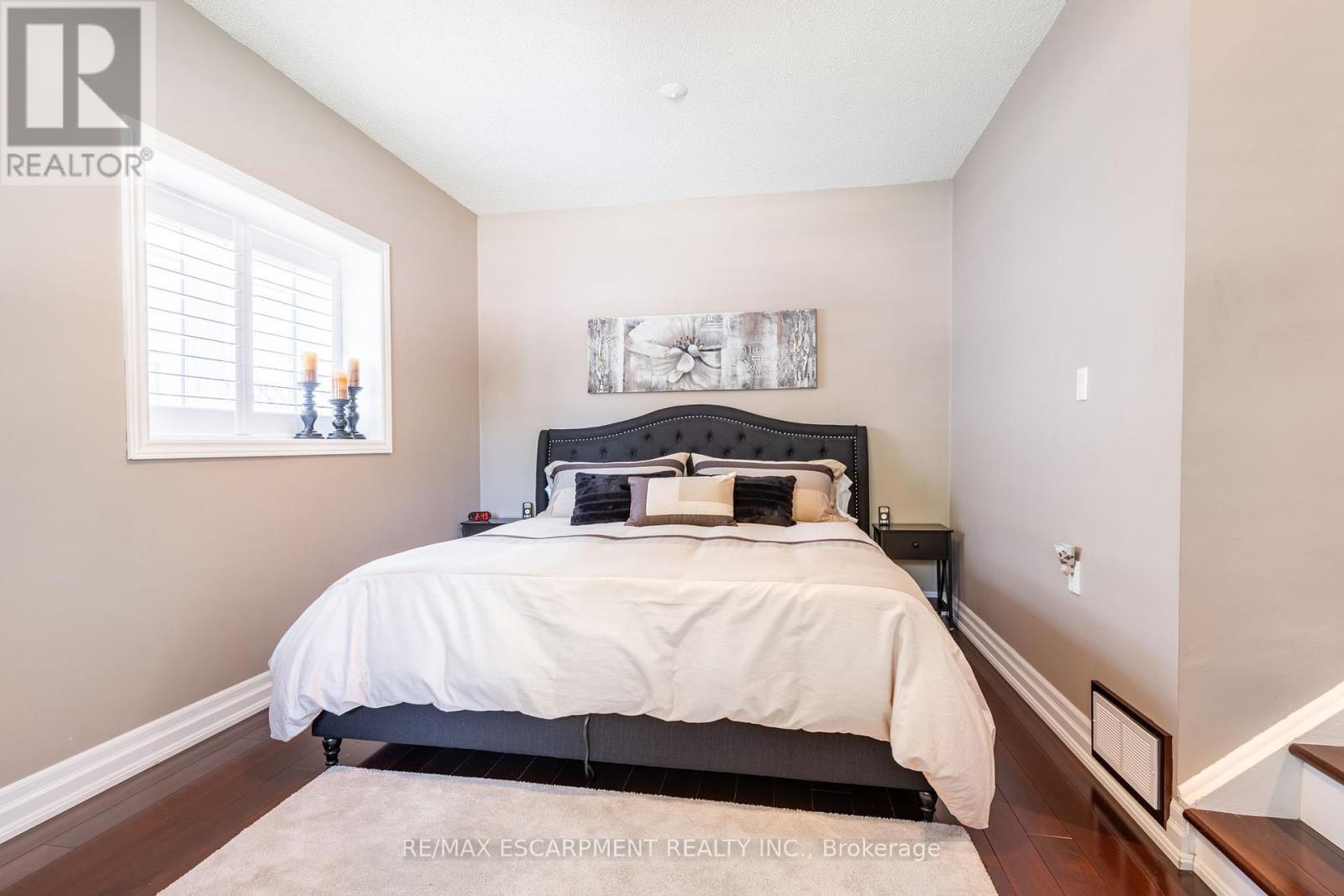 388 Wilson Avenue, Burlington (Shoreacres), Ontario  L7L 2M9 - Photo 12 - W12182783