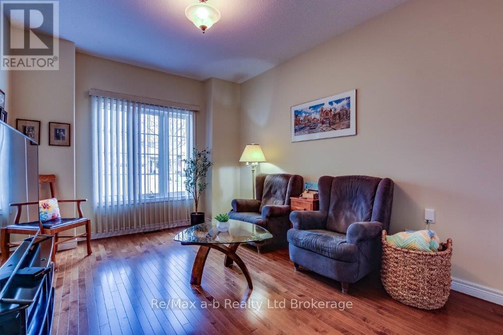 717 Garden Court Crescent, Woodstock, Ontario  N4T 0A2 - Photo 5 - X12122468