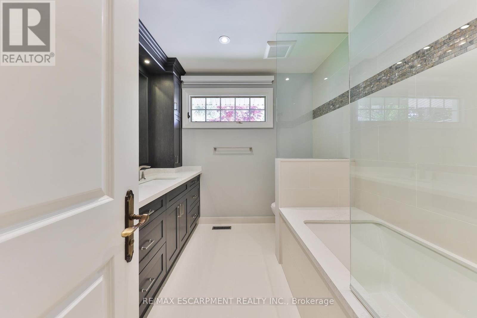 1276 Catchacoma Court, Mississauga, Ontario  L5H 2X6 - Photo 20 - W12182801